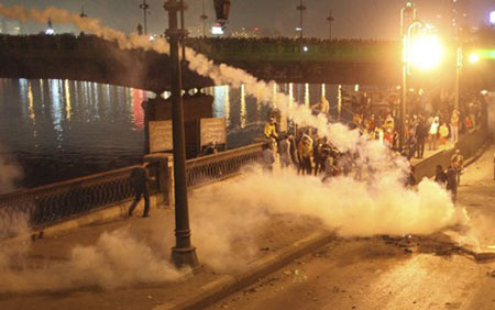 Đụng độ giữa cảnh sát và người biểu tình phản đối Tổng thống Mursi